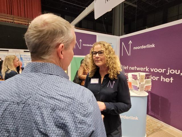 Henniëlle Dam tijdens de Noordelijke Banenbeurs in de Martinihal. „Nu wordt er steeds meer gekeken naar wat iemand kan. Dus de vaardigheden die iemand in huis heeft, maar ook diens persoonlijkheid.”  
