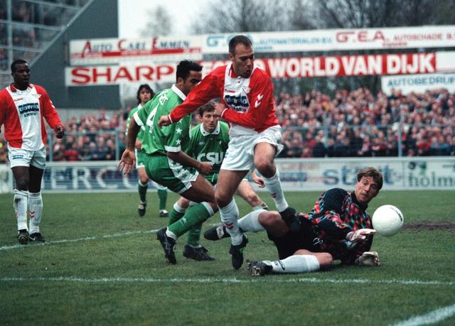 Topscorer aller tijden van FC Emmen Michel van Oostrum schiet weer eens raak.