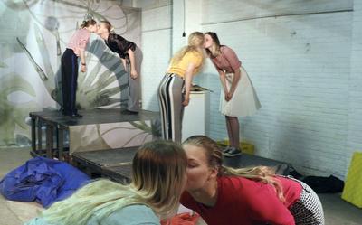 Een foto uit de voorstelling 'Wij zijn wakker!' van Loods 13.