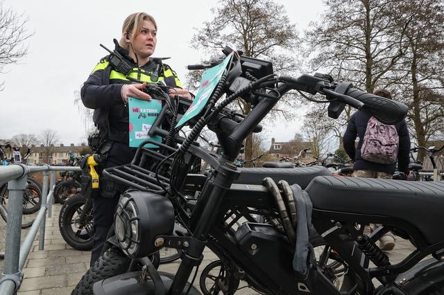 Op RSG Wolfsbos in Hoogeveen hing de politie eerder dit jaar flyers aan fatbikes. 
