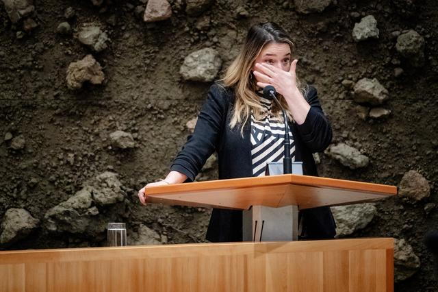Eline Vedder schiet vol tijdens een debat met BBB-fractievoorzitter Caroline van der Plas in de Tweede Kamer.