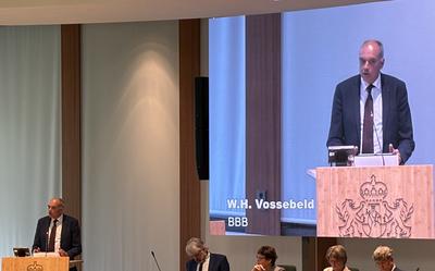 BBB-fractievoorzitter Willem Vossebeld beantwoord vragen van de oppositie. Rechts het college van GS.
