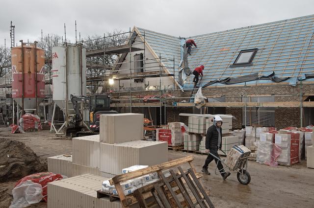 Een 'knarrenhof' in aanbouw. Woningen specifiek gericht op de doelgroep ouderen.