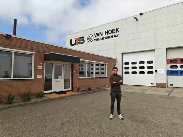 Sven Jongeneel voor het pand van Van Hoek Verhuizingen.