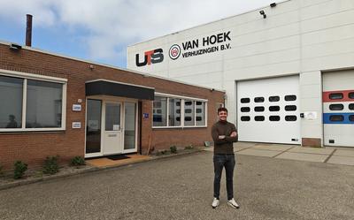 Sven Jongeneel voor het pand van Van Hoek Verhuizingen.