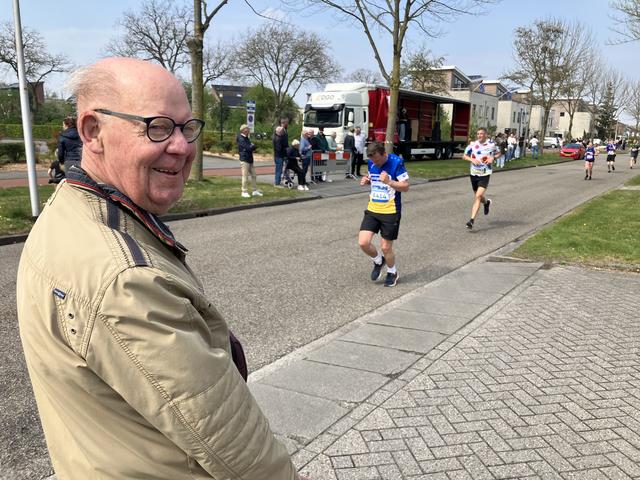 Wim van 87 moedigt alle hardlopers in Hoogeveen aan.