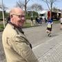 Wim van 87 moedigt alle hardlopers in Hoogeveen aan.