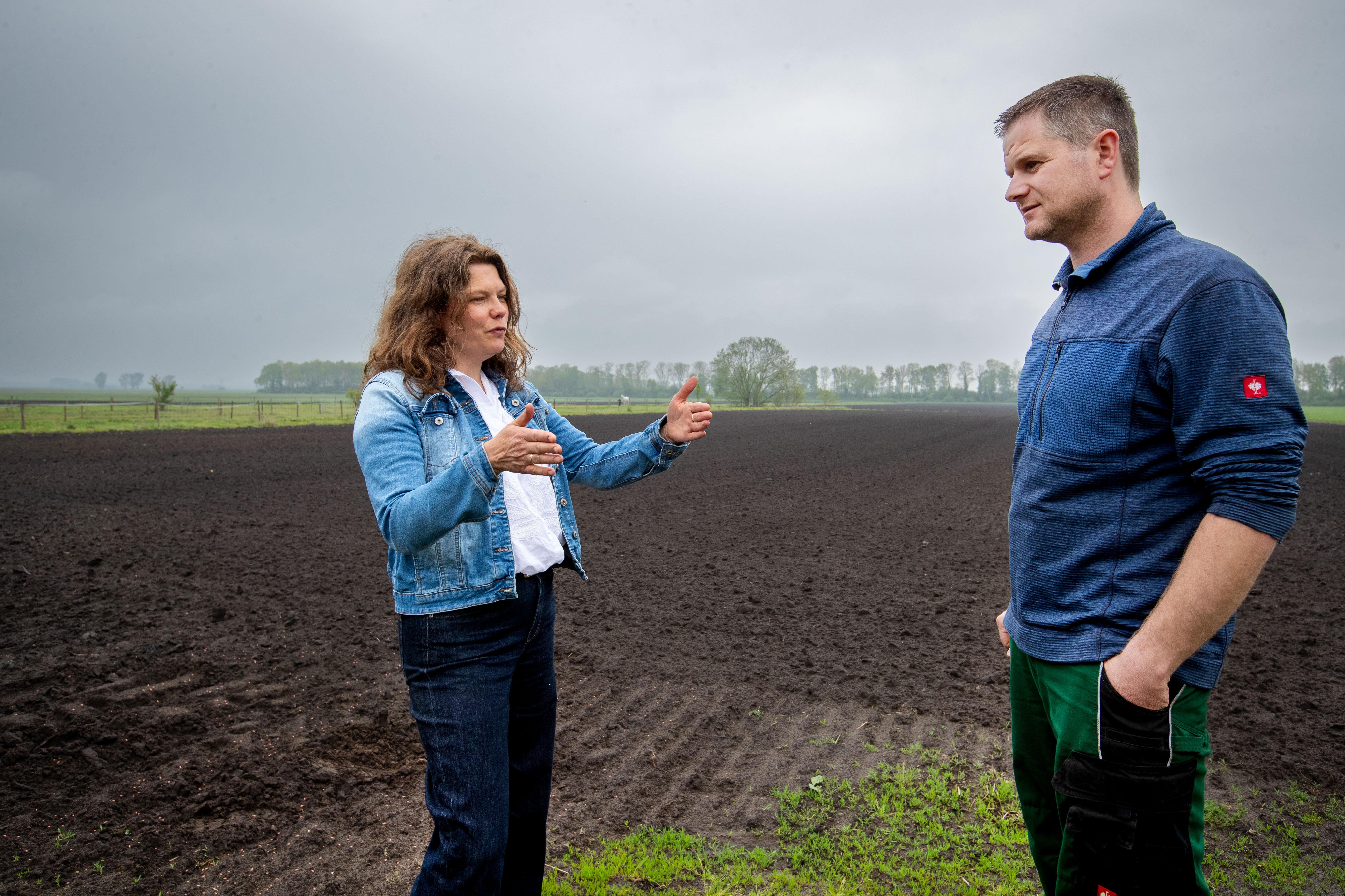 Akkerbouwer Han Kammer (rechts) in gesprek met projectbegeleidster Evelien Kamphuis.