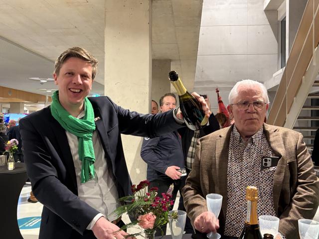 Herman van Os van D66 viert de overwinning in Tynaarlo.
