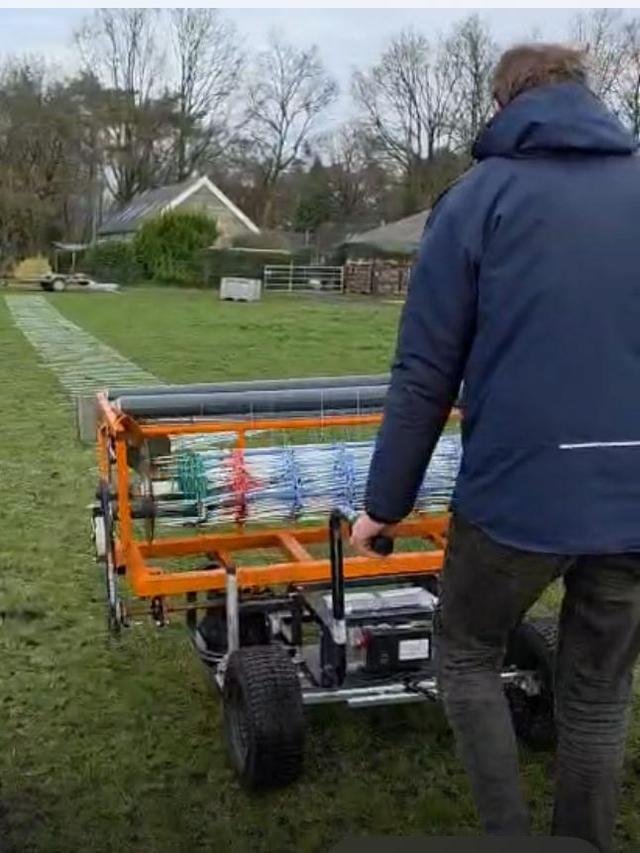 Een hectare wolfwerend net plaatsen kost maar een half uurtje.