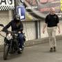 Een jongedame ervaart wat het is om voor het eerst op een motor te rijden. Met begeleiding van de rijschool.