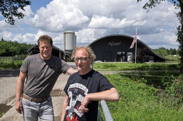 Edwin Boer (links) en Hans Brinke zijn ongerust over de plannen van de provincie om Drenthe weer van het stikstofslot te halen.