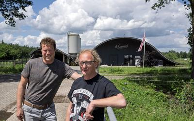 Edwin Boer (links) en Hans Brinke zijn ongerust over de plannen van de provincie om Drenthe weer van het stikstofslot te halen.