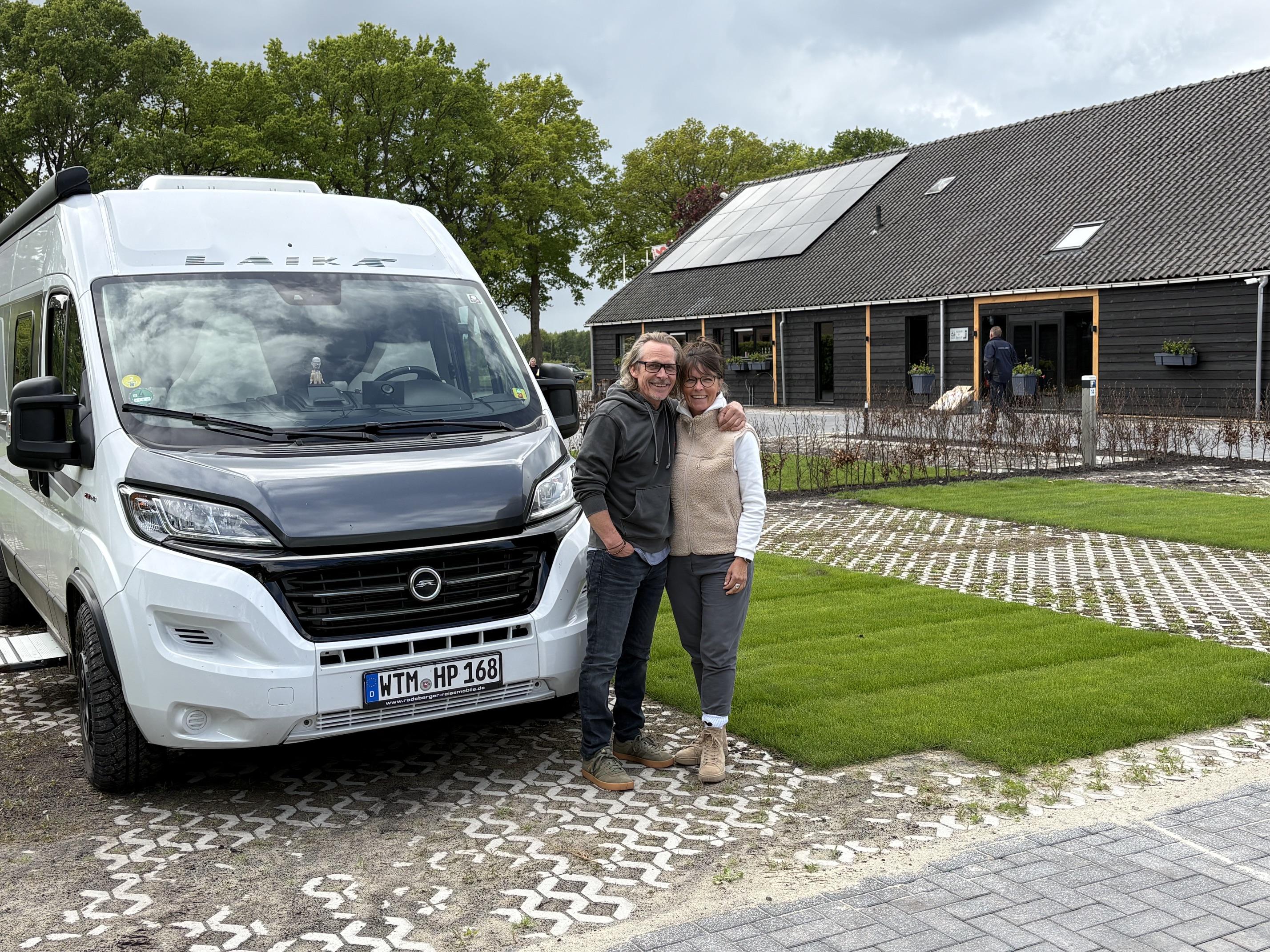 Holger en Sabine uit Ostfriesland zijn superblij met hun tijdelijke stek op camperpark Assen.