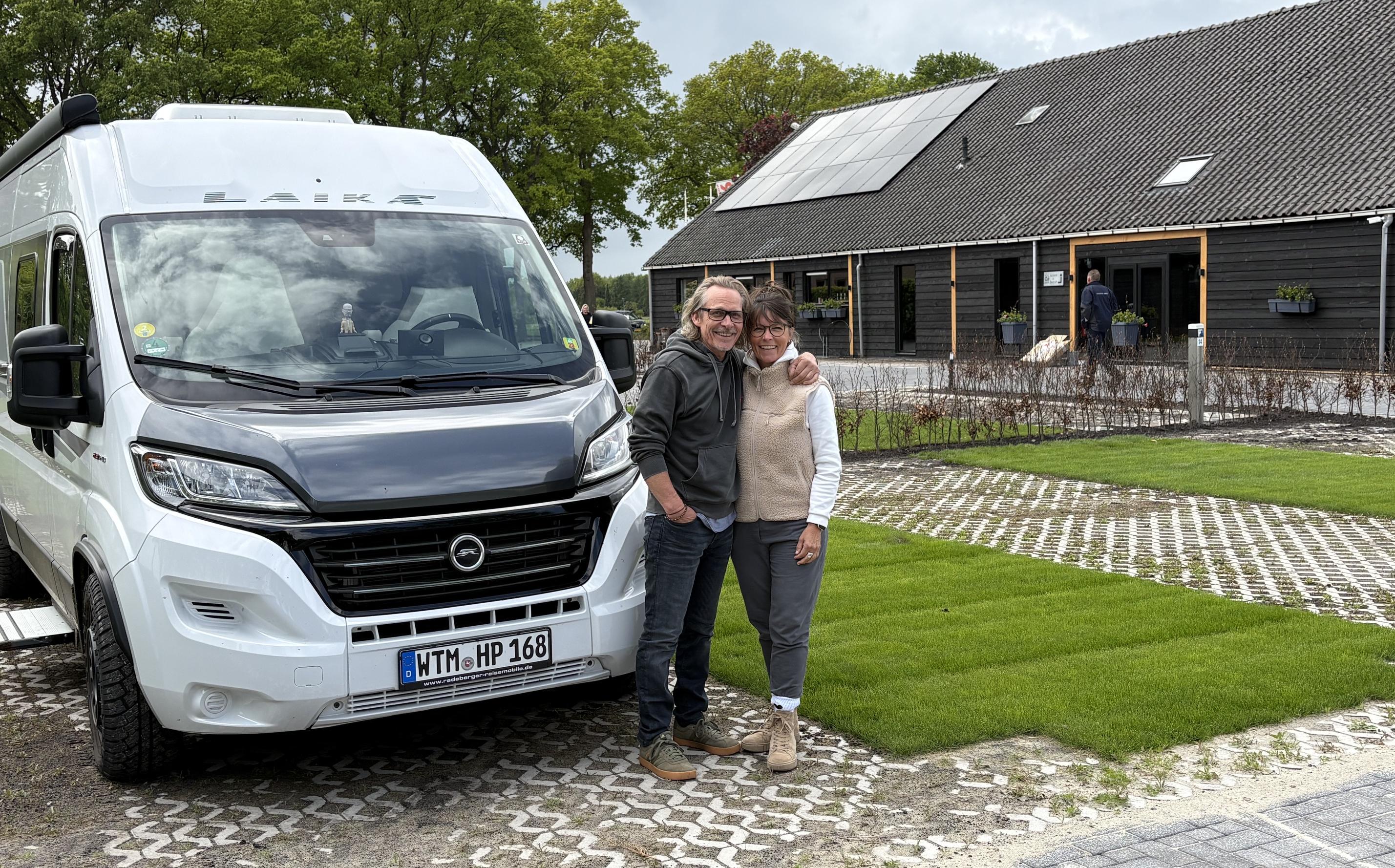 Holger en Sabine uit Ostfriesland zijn superblij met hun tijdelijke stek op camperpark Assen.