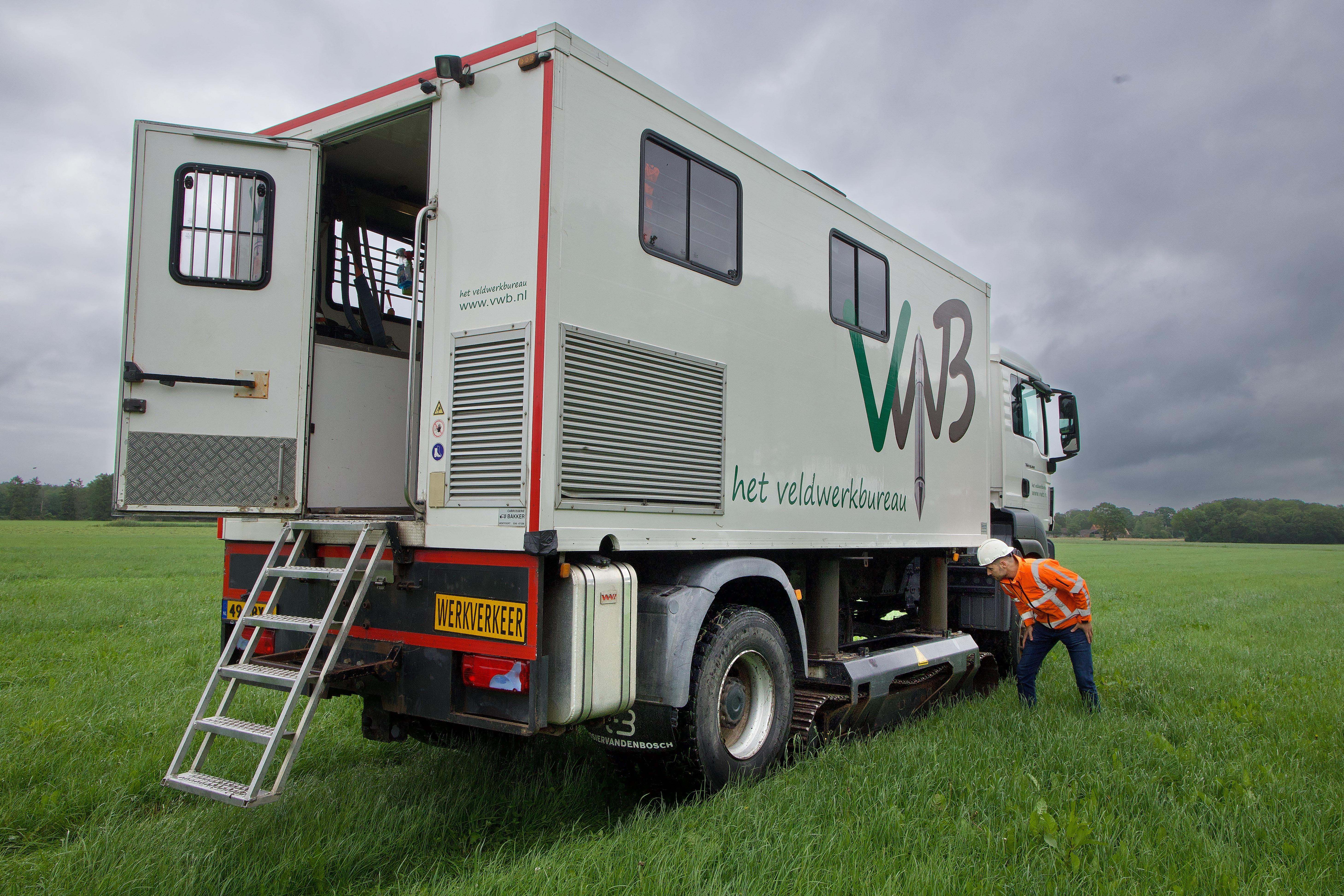 De sondeertruck wordt geposteerd op het weiland.