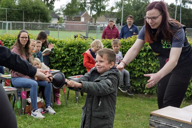 Het lukt je echt niet om twee vacuüm gezogen Maagdenburger halve bollen zomaar van elkaar te trekken. Daar zijn minstens zestien paarden voor nodig.