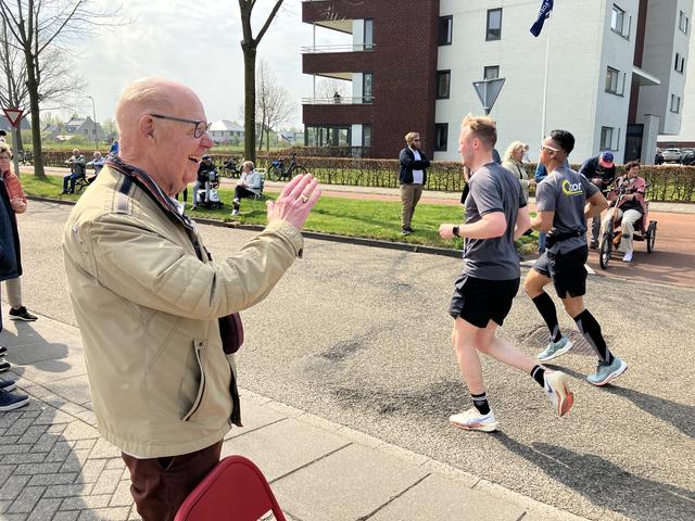 Vooral de laatste hardlopers op het parkoers krijgen applaus en aanmoedigingen van Wim. 