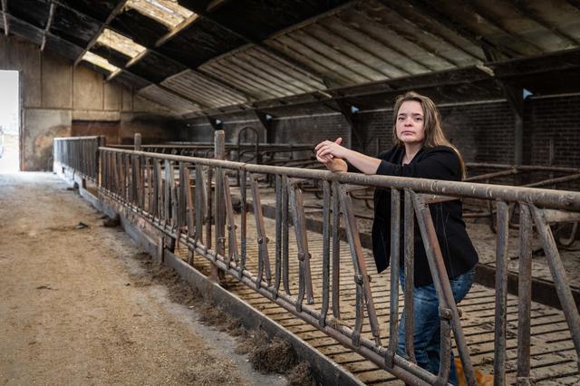 Eline Vedder in de lege stal. De koeien zijn weg. ,,We dreigden in de rode cijfers terecht te komen."