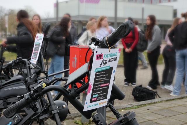 Op de RSG Wolfsbos in Hoogeveen hangt de politie flyers aan fatbikes. 