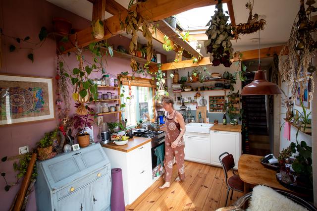 Moniek in haar kleurrijke tiny house in Gasselternijveen.