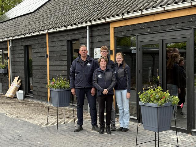 Bert, Esther, Mart en Maura Meijeringh (vlnr) gaan het nieuwe camperpark runnen.