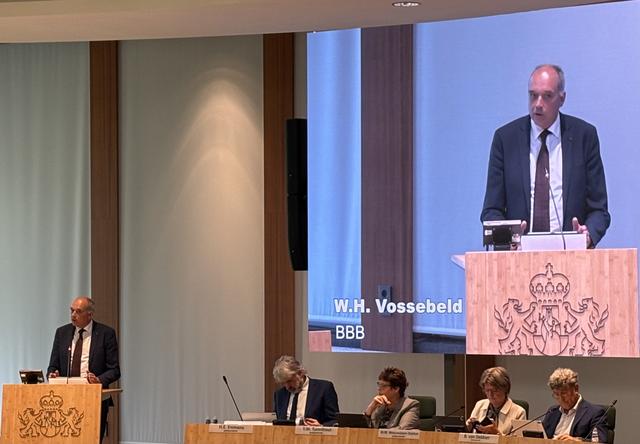 BBB-fractievoorzitter Willem Vossebeld beantwoord vragen van de oppositie. Rechts het college van GS.