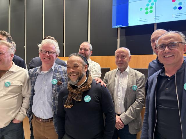 Tynaarlo Vooruit met in het midden lijsttrekker (en oud-GroenLinks-wethouder) Miguel Ririhena.