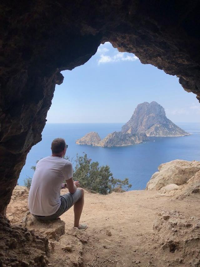 Richard Martens op Ibiza, bij de rots Es Vedrà.