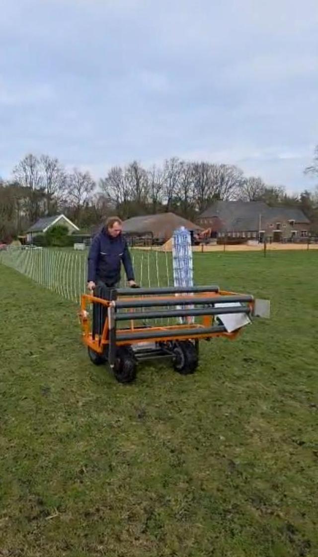 Alfred Mulder van Solarfence demonstreert het wagentje waarmee razendsnel wolfwerende netten kunnen worden geplaatst.