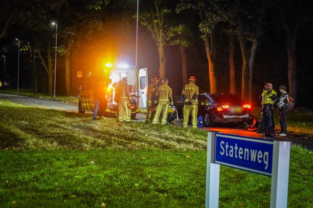 Hulpverleners bij het ongeval waar de verdachte cokesmokkelaar zondagavond bij betrokken was. 
