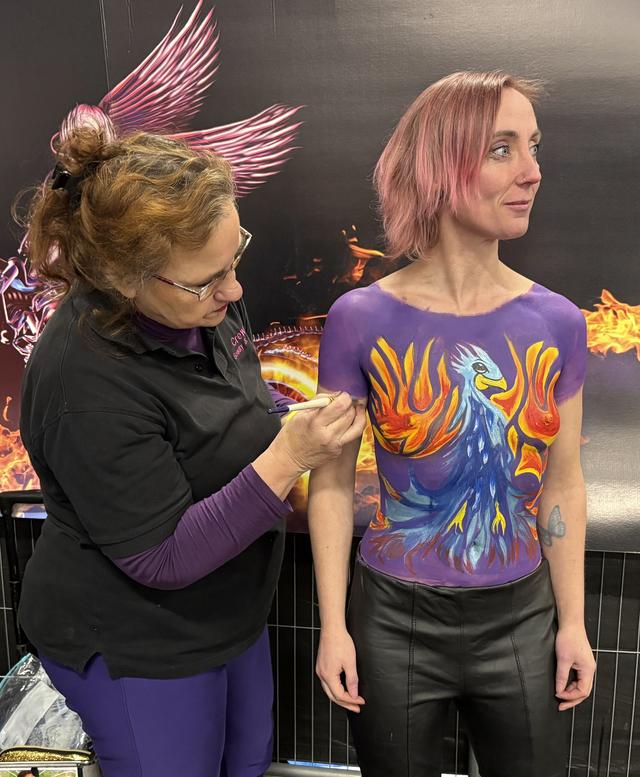 Bodypainter Tanja Hommes leeft zich uit op model Janneke.