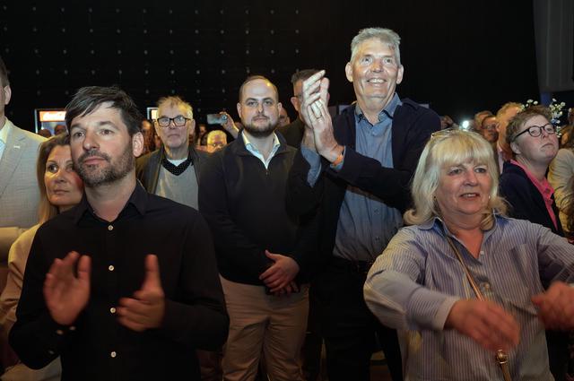 Rutger Slim (tweede van rechts) applaudisseert. Zijn partij Forum voor Democratie springt van één naar vier zetels in Emmen.