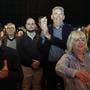 Rutger Slim (tweede van rechts) applaudisseert. Zijn partij Forum voor Democratie springt van één naar vier zetels in Emmen.