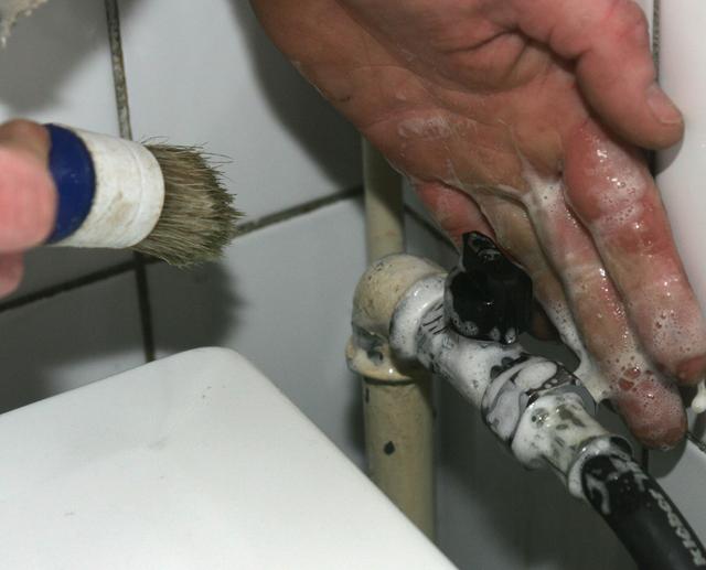 Een installateur aan het werk. Beeld ter illustratie.