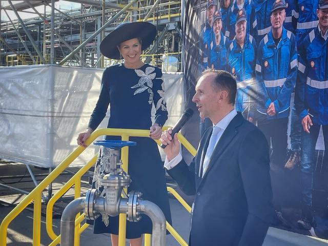 Koningin Máxima opende in oktober de fabriek van Avantium in Delfzijl. Rechts van haar CEO Tom van Aken van het duurzame bedrijf.