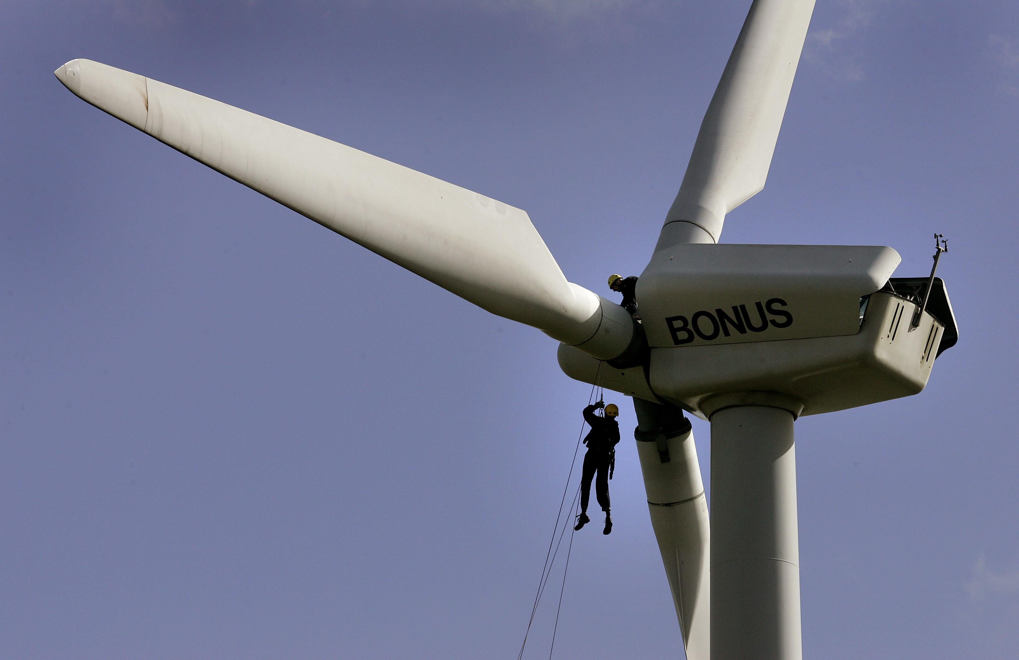 Abseilen vanaf een windturbine.
