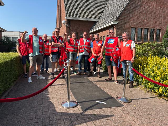 Potesterende medewerkers van Teijin hebben bij de Kruiskerk een zwarte loper uitgerold voor de directie van hun bedrijf. In Delfzijl hield Teijin een roadshow over de reorganisatie bij het bedrijf.