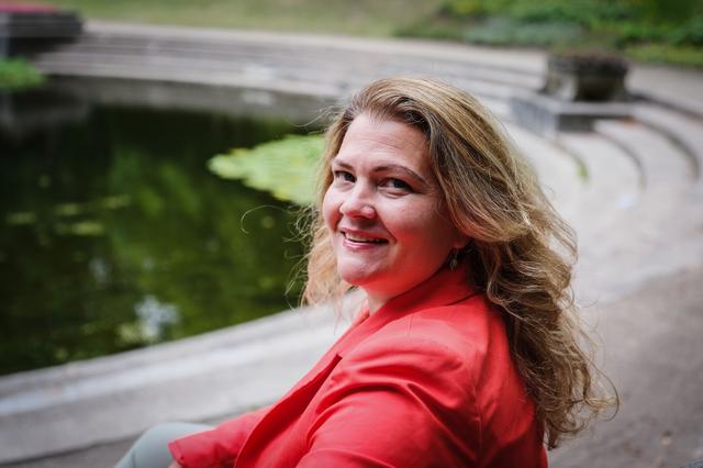 Geerte van den Broek (43) is een bekende lactatiekundige in Groningen. Ze is een petitie gestart om het geboorteverlof en kolfrecht te verruimen.