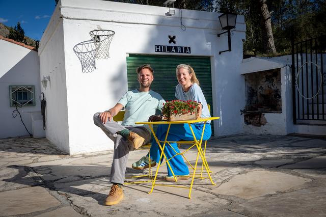 Joris en Marjan bij hun huisje in Spanje.