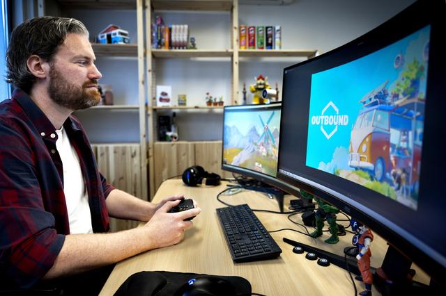 Marc Volger van gamestudio Square Glade Games met de game Outbound op zijn beeldschermen.