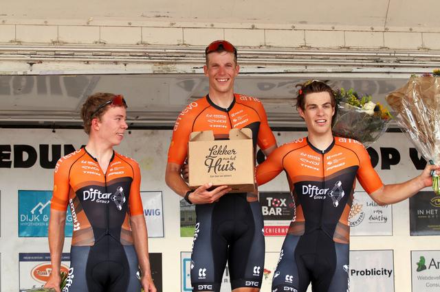 Het podium van de Omloop van Bedum. Vanaf links Jasper Huitema (nummer 2), winnaar Rick Ottema en Marvin Peters (nummer 3).
