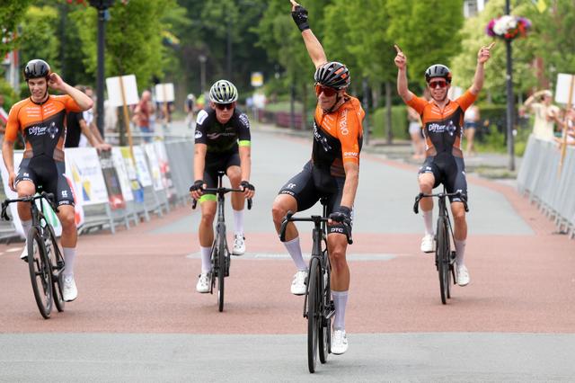 Rick Ottema wint solo, met een ronde voorsprong op het peloton.