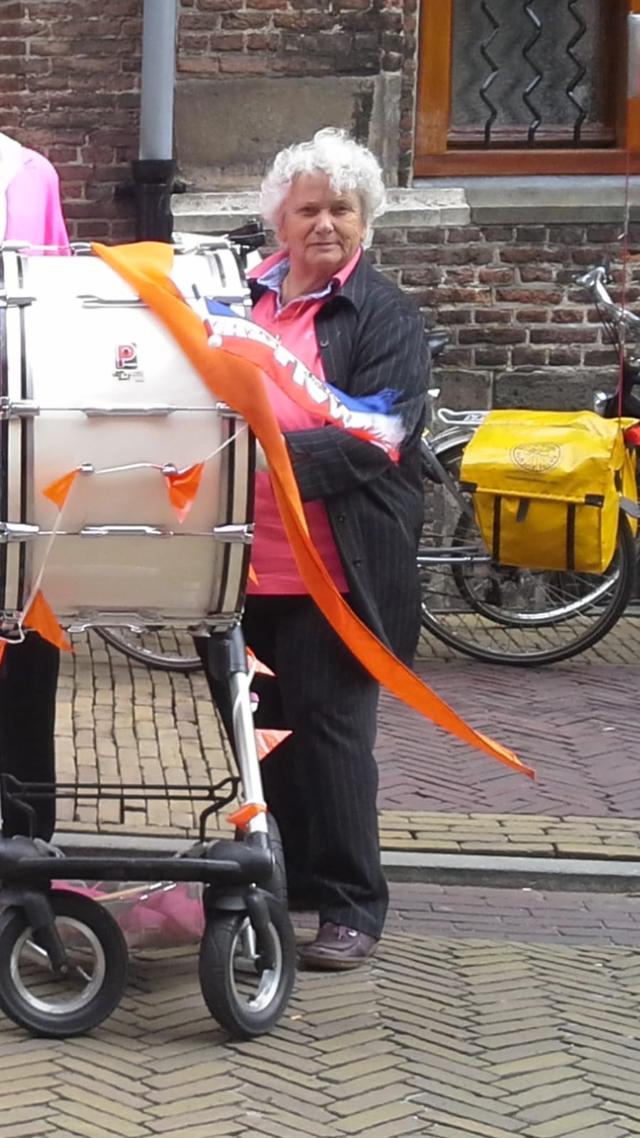 Gerda Meter leeft zich uit met een grote drum op de markt.