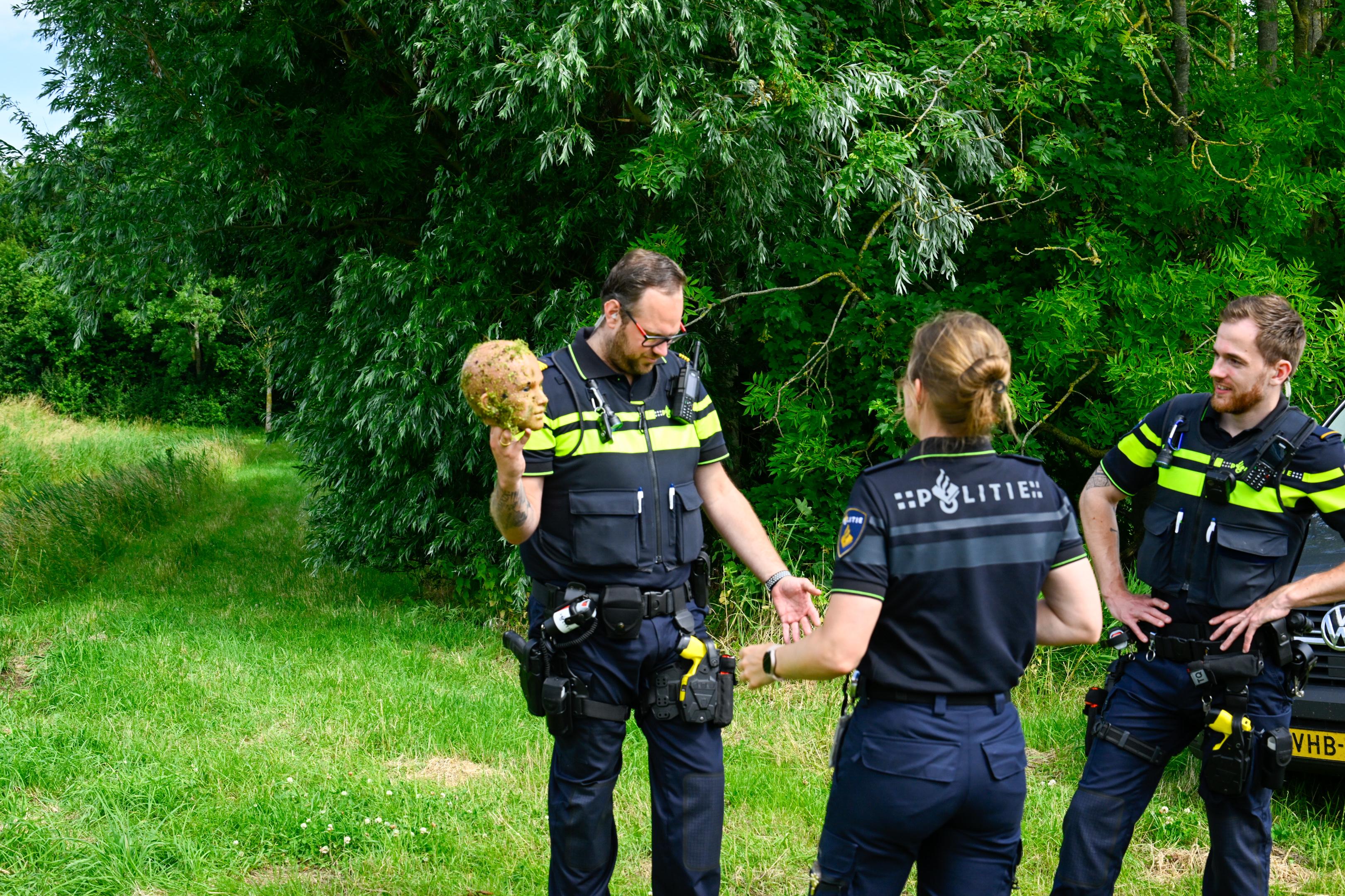 De 'dode' bleek een levensechte pop te zijn.