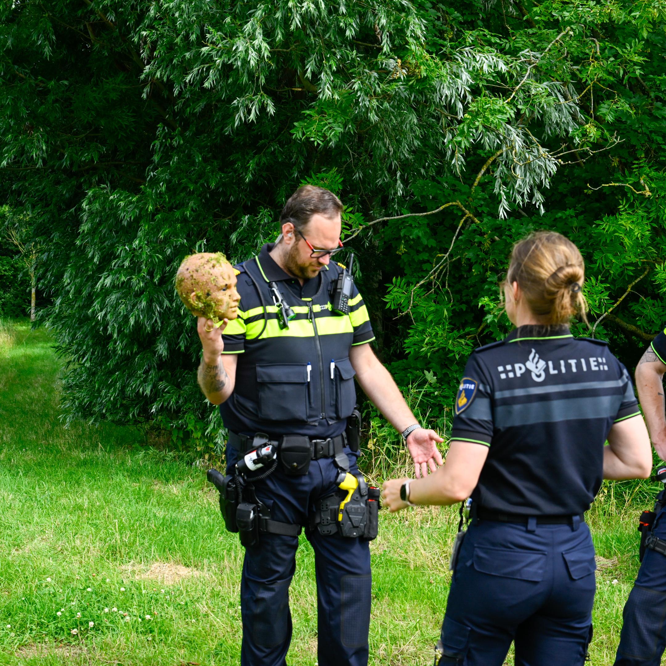 De 'dode' bleek een levensechte pop te zijn.
