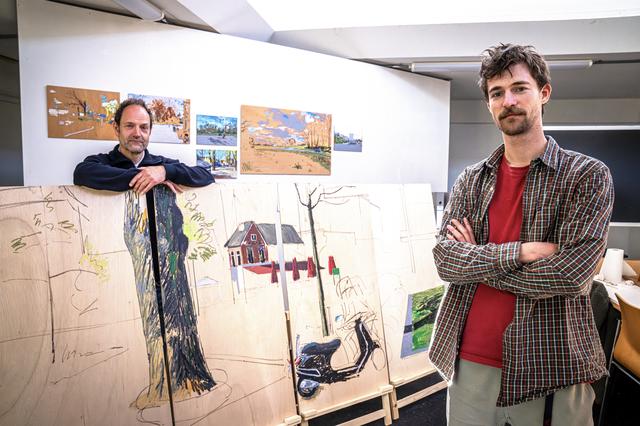 Edwin en Bo bij een aantal werken (in wording) die deel gaan uitmaken van de expositie. 