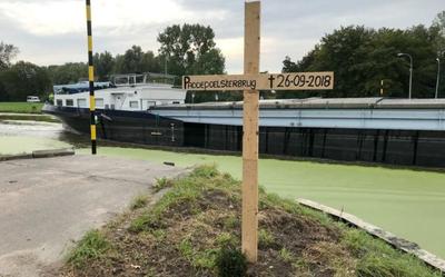 Van de De Paddepoelsterbrug, die twee jaar geleden na een aanvaring verdween, is door opruimwerkzaamheden van Rijkswaterstaat weinig meer over. Buurtbewoners hebben als herinnering een kruis geplaatst. Ze gaan nog steeds uit van terugkeer, maar het duurt wel lang.