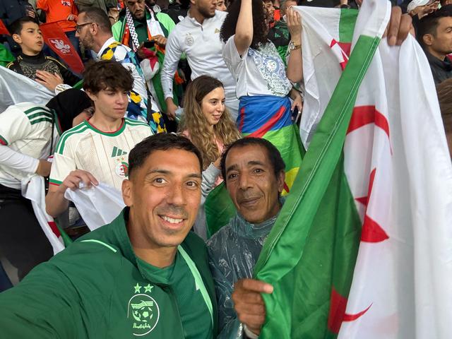 Karim (links) met zijn vader op de tribune tijdens de uitzwaaiwedstrijd van Nederland - Algerije in De Kuip. 
