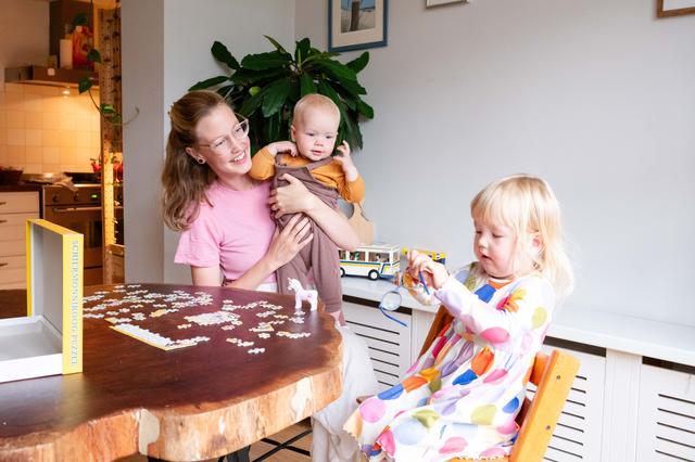 Krista met haar dochters Wies (1) en Hanne (3). In april kreeg ze de diagnose borstkanker. Sindsdien is ze zoveel mogelijk bij haar meiden. 